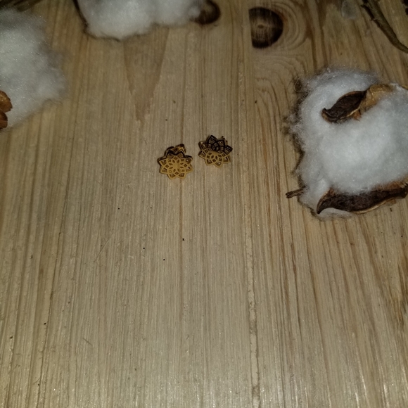 Gorgeous Hollow Snow Lotus stud earrings in GOLD - Picture 4 of 7